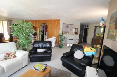Detached Villa with Swimming Pool