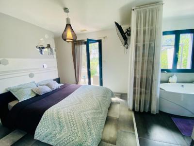 Detached Villa with Landscaped Garden