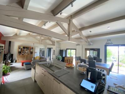 Detached Villa With Pool in Elevated Position