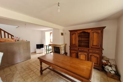 Country House with Large Rooms and Land