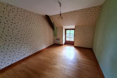 Country House with Large Rooms and Land