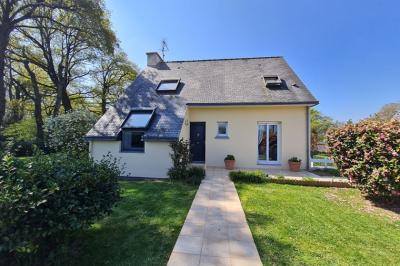 Detached Country House with Lake and Open Views