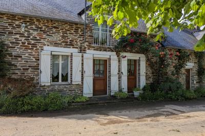 Traditional House with Garden and Outbuilding